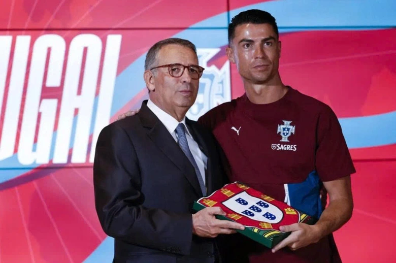 Bồ Đào Nha được dự đoán vô địch World Cup 2026, Ronaldo có thể khép lại giấc mơ dang dở? 3 Tổng thống Antonio Jose Seguro trao quốc kỳ cho đội trưởng Cristiano Ronaldo